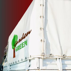photo dans camion avec le logo sur le côté