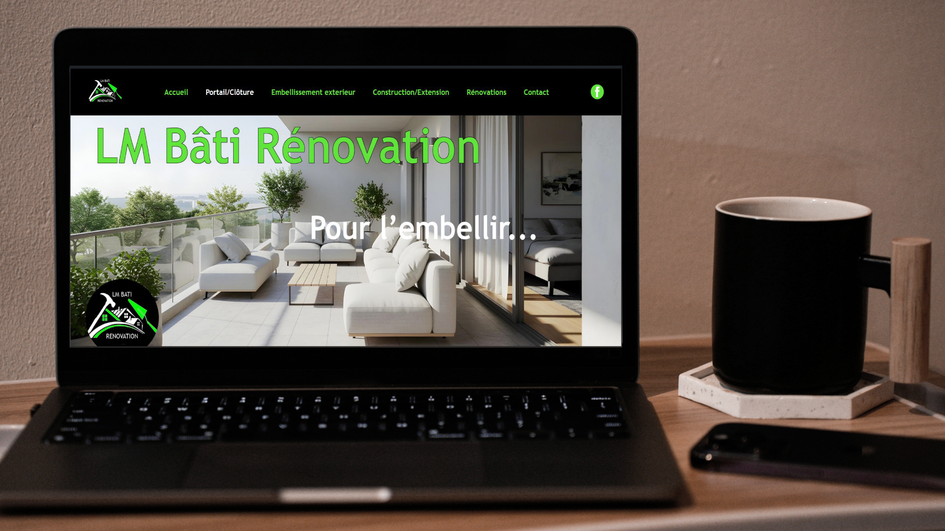 Pc portable sur bureau bois clair affichant le site LM Bati Rénovation