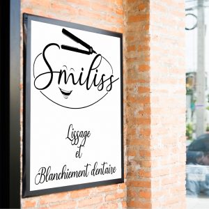 logo et phrase d'accroche sur un cadre dans salon de coiffure