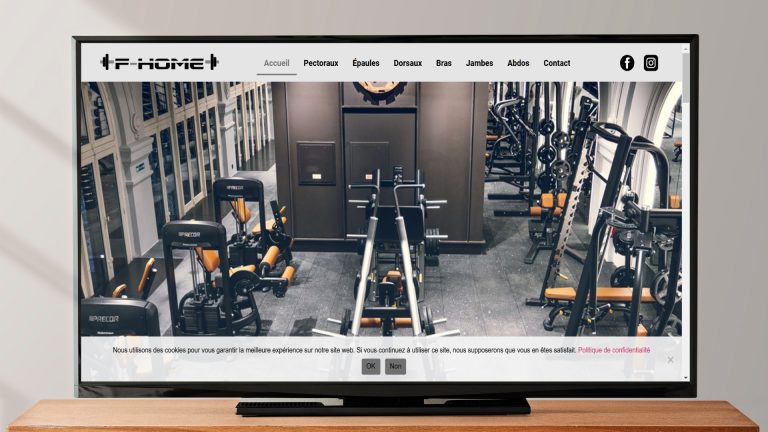 écran de télé sur meuble dans un salon affichant le site web de Fitness-Home