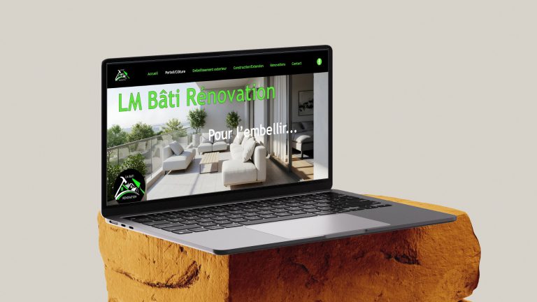 Pc portable sur plateau en pierre montrant le site "LM Bati Rénovation"