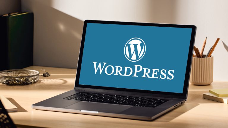 photo d'un pc avec l'image wordpress à l'écran
