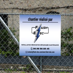 panneau de chantier sur grillage avec logo