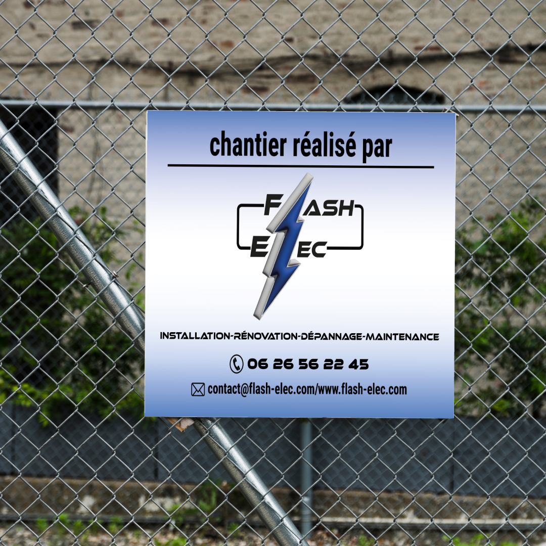 panneau de chantier sur grillage avec logo
